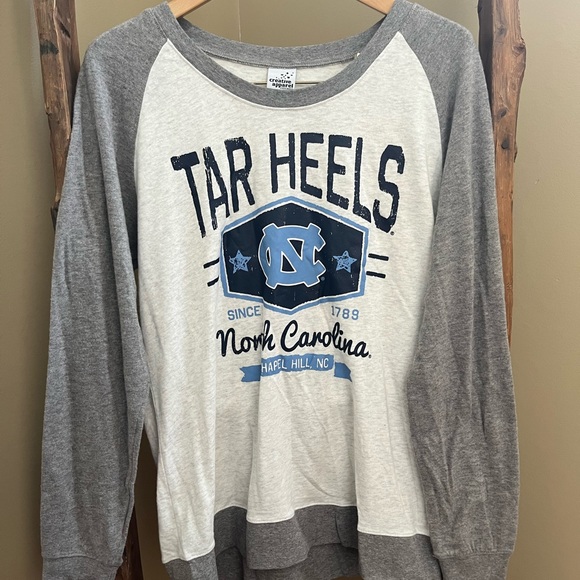 Creative Apparel Tops - NWT North Carolina Tar Heels UNC Crewneck Light Weight Sweatshirt